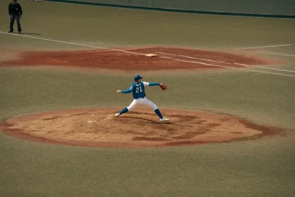 baseball pitcher throwing