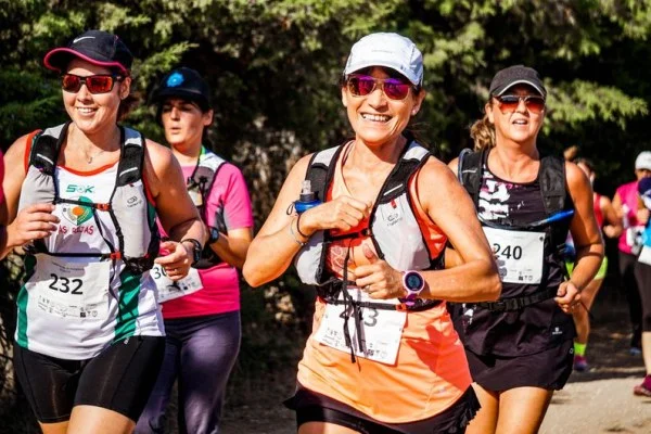 women running race group